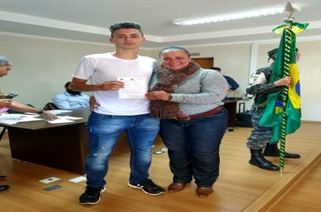 Foto - Jovens douradenses recebem Certificado de Dispensa Militar e fazem Juramento à Bandeira
