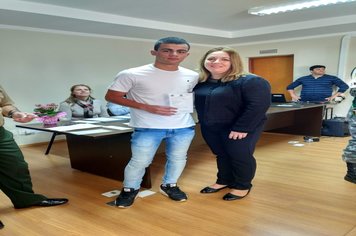 Foto - Jovens douradenses recebem Certificado de Dispensa Militar e fazem Juramento à Bandeira