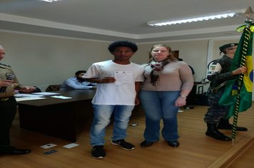 Foto - Jovens douradenses recebem Certificado de Dispensa Militar e fazem Juramento à Bandeira
