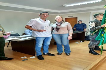 Foto - Jovens douradenses recebem Certificado de Dispensa Militar e fazem Juramento à Bandeira