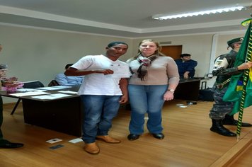 Foto - Jovens douradenses recebem Certificado de Dispensa Militar e fazem Juramento à Bandeira