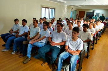 Foto - Jovens douradenses recebem Certificado de Dispensa Militar e fazem Juramento à Bandeira