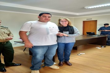 Foto - Jovens douradenses recebem Certificado de Dispensa Militar e fazem Juramento à Bandeira