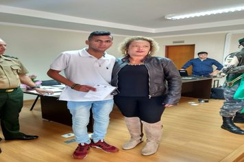 Foto - Jovens douradenses recebem Certificado de Dispensa Militar e fazem Juramento à Bandeira