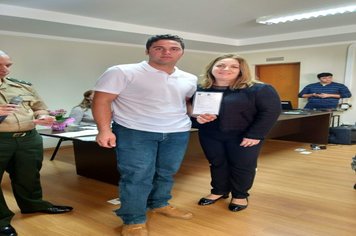 Foto - Jovens douradenses recebem Certificado de Dispensa Militar e fazem Juramento à Bandeira