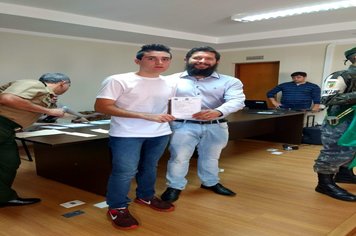 Foto - Jovens douradenses recebem Certificado de Dispensa Militar e fazem Juramento à Bandeira