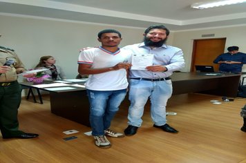 Foto - Jovens douradenses recebem Certificado de Dispensa Militar e fazem Juramento à Bandeira