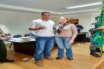 Foto - Jovens douradenses recebem Certificado de Dispensa Militar e fazem Juramento à Bandeira
