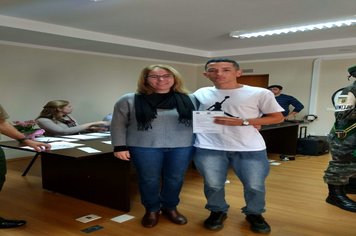 Foto - Jovens douradenses recebem Certificado de Dispensa Militar e fazem Juramento à Bandeira