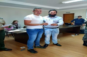 Foto - Jovens douradenses recebem Certificado de Dispensa Militar e fazem Juramento à Bandeira