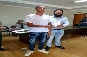 Foto - Jovens douradenses recebem Certificado de Dispensa Militar e fazem Juramento à Bandeira