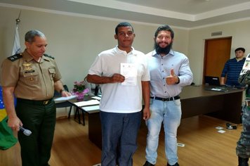 Foto - Jovens douradenses recebem Certificado de Dispensa Militar e fazem Juramento à Bandeira