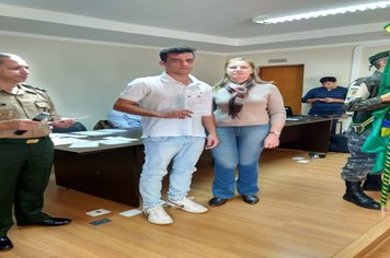 Foto - Jovens douradenses recebem Certificado de Dispensa Militar e fazem Juramento à Bandeira