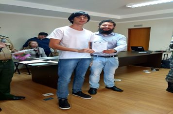 Foto - Jovens douradenses recebem Certificado de Dispensa Militar e fazem Juramento à Bandeira