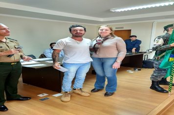 Foto - Jovens douradenses recebem Certificado de Dispensa Militar e fazem Juramento à Bandeira