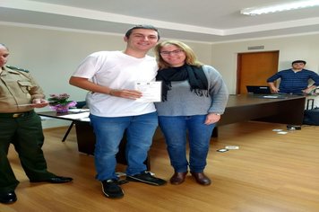 Foto - Jovens douradenses recebem Certificado de Dispensa Militar e fazem Juramento à Bandeira