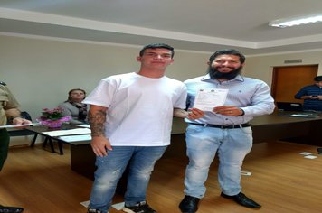 Foto - Jovens douradenses recebem Certificado de Dispensa Militar e fazem Juramento à Bandeira
