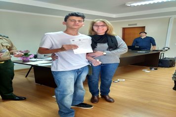 Foto - Jovens douradenses recebem Certificado de Dispensa Militar e fazem Juramento à Bandeira