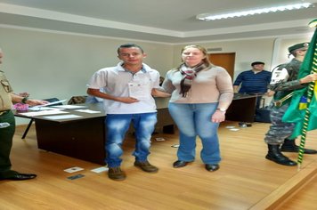 Foto - Jovens douradenses recebem Certificado de Dispensa Militar e fazem Juramento à Bandeira