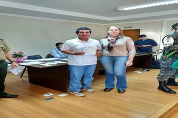 Foto - Jovens douradenses recebem Certificado de Dispensa Militar e fazem Juramento à Bandeira