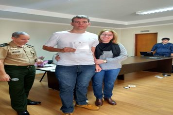 Foto - Jovens douradenses recebem Certificado de Dispensa Militar e fazem Juramento à Bandeira