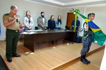 Foto - Jovens douradenses recebem Certificado de Dispensa Militar e fazem Juramento à Bandeira