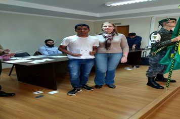 Foto - Jovens douradenses recebem Certificado de Dispensa Militar e fazem Juramento à Bandeira