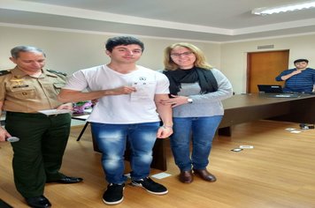 Foto - Jovens douradenses recebem Certificado de Dispensa Militar e fazem Juramento à Bandeira