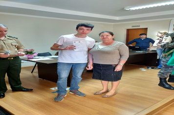 Foto - Jovens douradenses recebem Certificado de Dispensa Militar e fazem Juramento à Bandeira