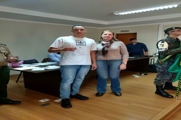 Foto - Jovens douradenses recebem Certificado de Dispensa Militar e fazem Juramento à Bandeira