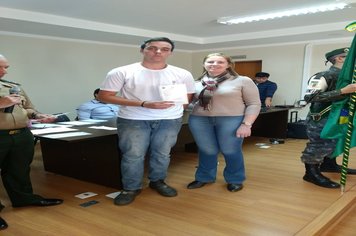 Foto - Jovens douradenses recebem Certificado de Dispensa Militar e fazem Juramento à Bandeira