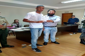 Foto - Jovens douradenses recebem Certificado de Dispensa Militar e fazem Juramento à Bandeira