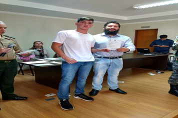 Foto - Jovens douradenses recebem Certificado de Dispensa Militar e fazem Juramento à Bandeira