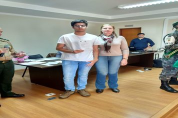 Foto - Jovens douradenses recebem Certificado de Dispensa Militar e fazem Juramento à Bandeira