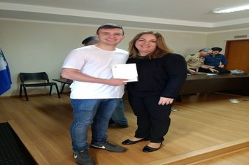 Foto - Jovens douradenses recebem Certificado de Dispensa Militar e fazem Juramento à Bandeira