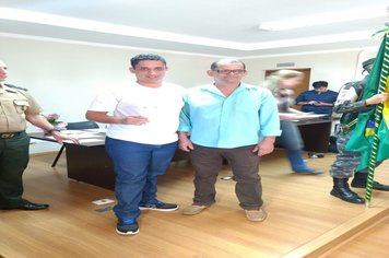 Foto - Jovens douradenses recebem Certificado de Dispensa Militar e fazem Juramento à Bandeira