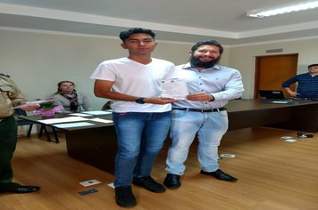 Foto - Jovens douradenses recebem Certificado de Dispensa Militar e fazem Juramento à Bandeira