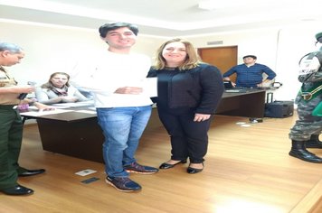 Foto - Jovens douradenses recebem Certificado de Dispensa Militar e fazem Juramento à Bandeira