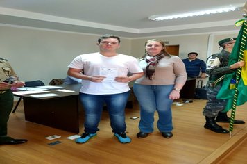 Foto - Jovens douradenses recebem Certificado de Dispensa Militar e fazem Juramento à Bandeira
