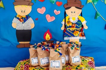 Distribuição de Kits Juninos para crianças da rede municipal de ensino em Dourado