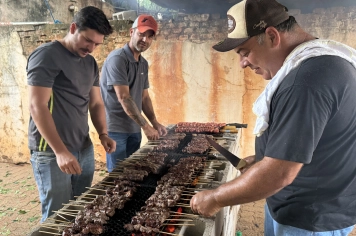 Prefeitura realiza churrasco de confraternização e entrega cestas de Natal aos servidores municipais