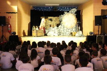 Espetáculo infantil “Lá onde mora a saudade” é apresentado para alunos da Escola Malheiro
