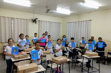 Prefeitura entrega material escolar aos alunos da rede pública municipal 