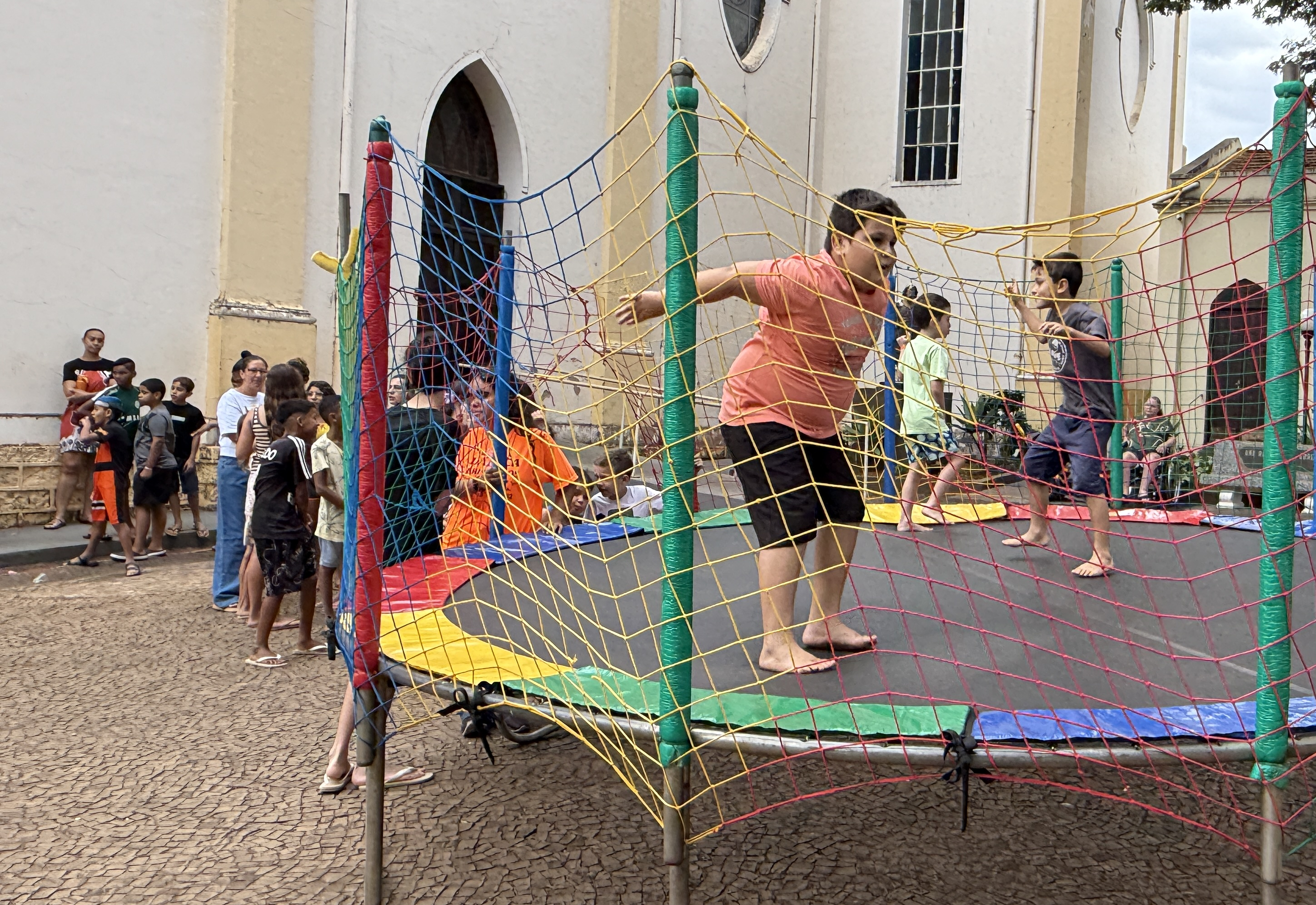Praça da Matriz se transforma em um dia de alegria com a grande Festa das Crianças em Dourado