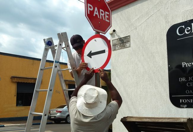 Prefeitura inicia a instalação de novas placas de trânsito
