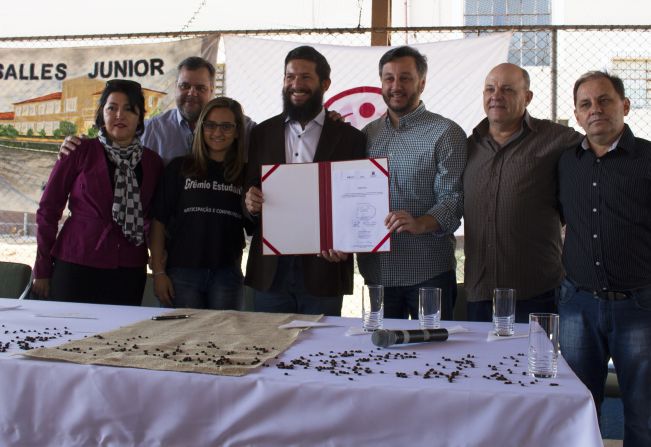 PREFEITO JUNINHO ROGANTE RECEBE PRESIDENTE DO FDE E ANUNCIA R$ 1,4 MILHÃO PARA ESCOLA DR. SALLES JR