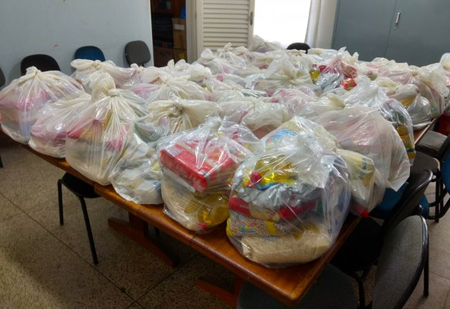 Prefeitura começa a distribuir kits de merenda escolar em Dourado nesta semana