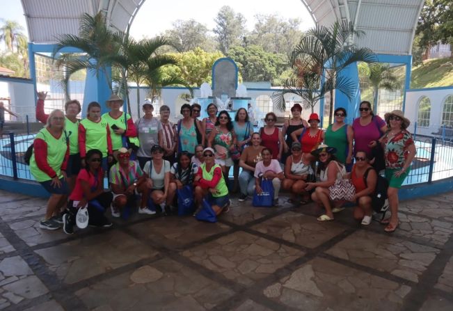 Grupo da Melhor Idade realiza passeio oferecido pela Prefeitura de Dourado.