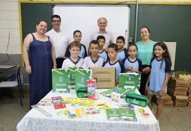 Prefeitura de Dourado Distribui Kits Escolares para Alunos da Rede Municipal