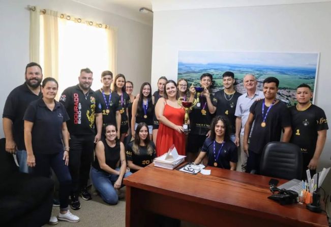 Prefeito Gino Torrezan recebe atletas do Vôlei  de Dourado.